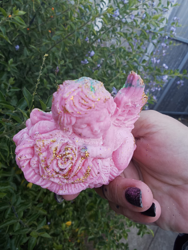 Cute Cherub angel on roses 🌹
