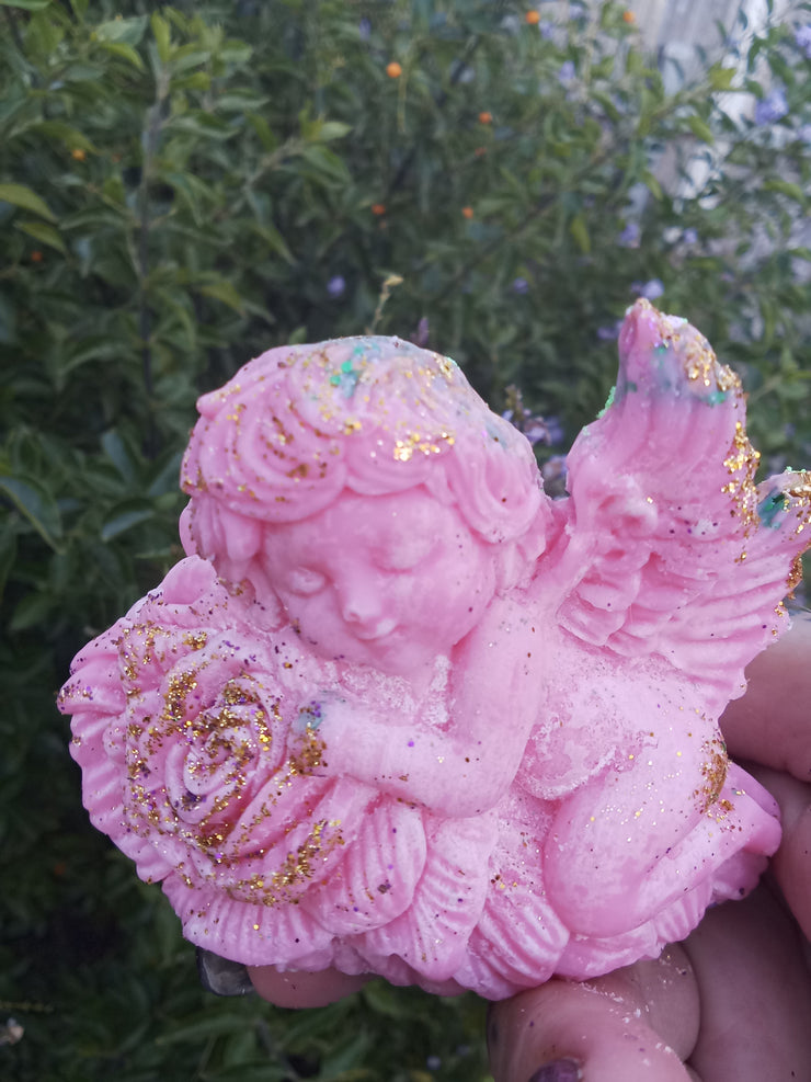 Cute Cherub angel on roses 🌹