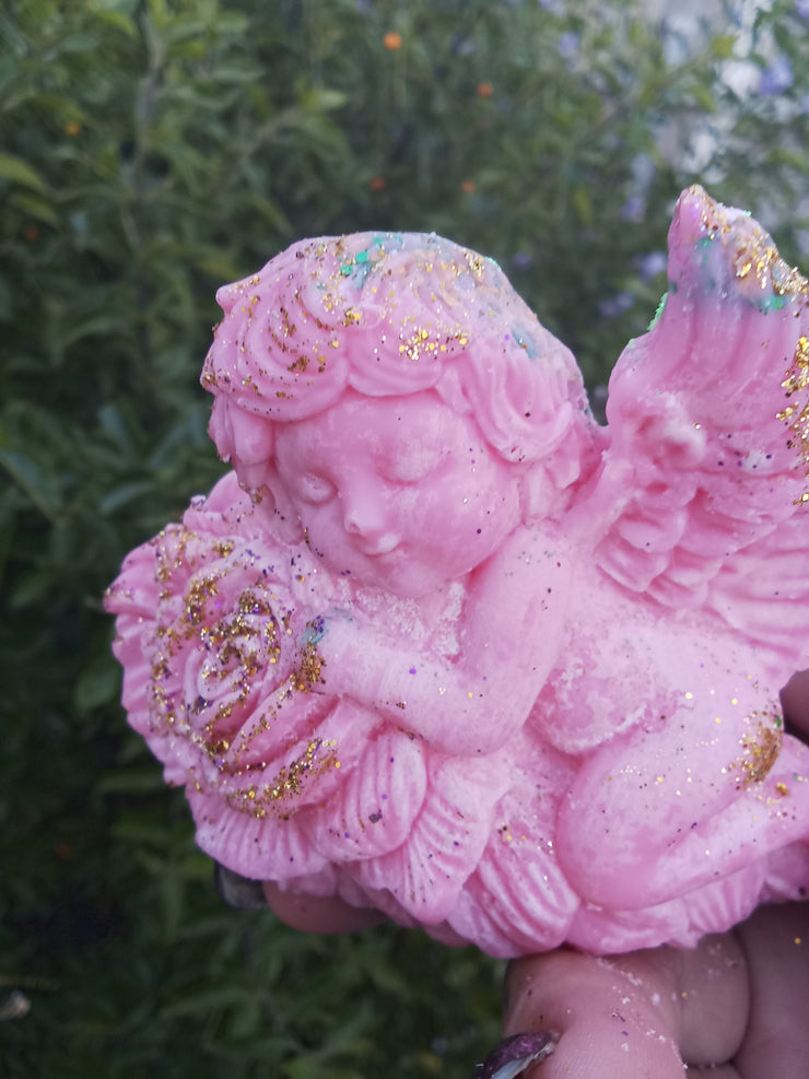 Cute Cherub angel on roses 🌹